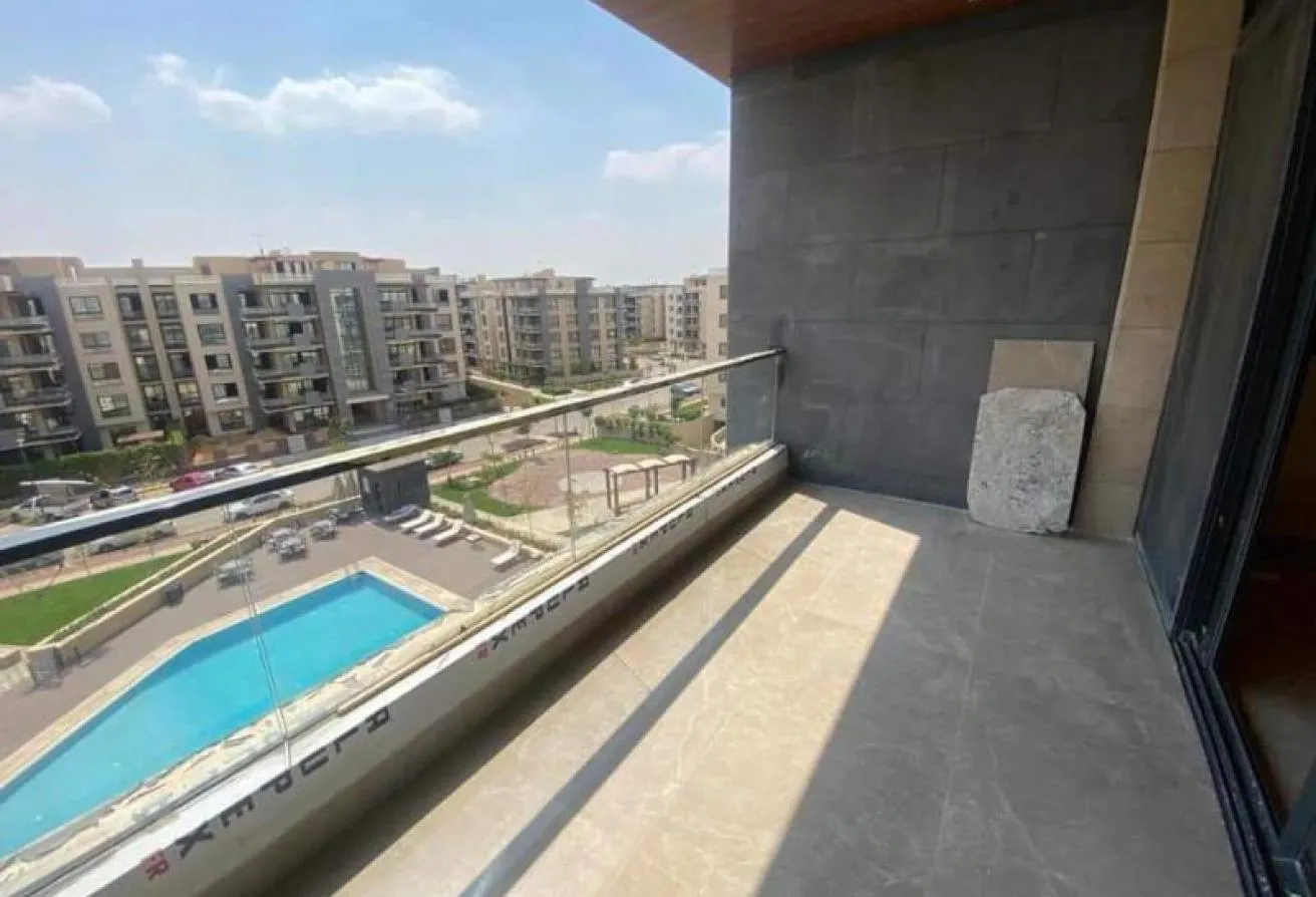 Sale in Azad: Penthouse resale ready to move prime location