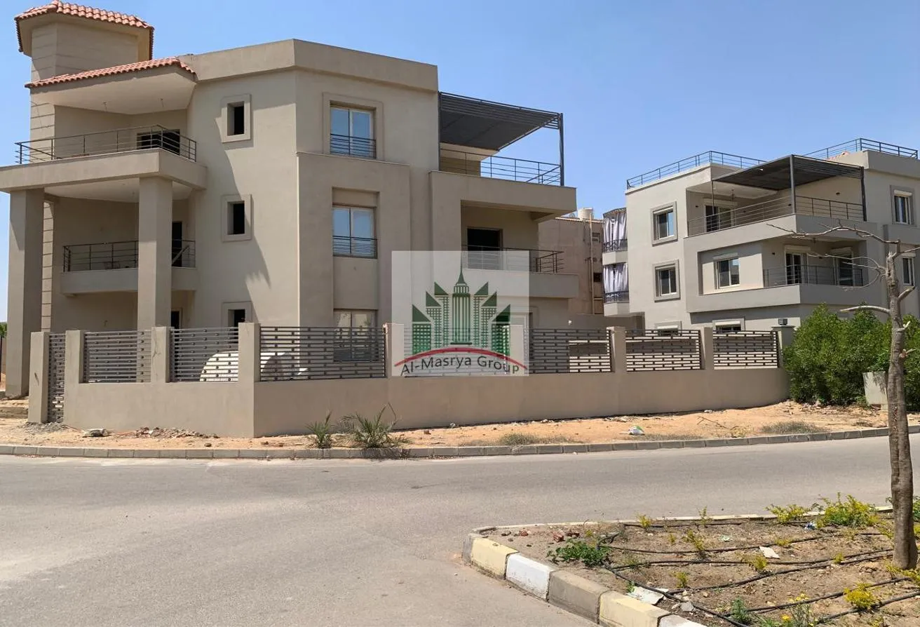 Sale in 6 October City: فيلا كبيرة للبيع فى كمبوند بمدينة الشيخ زايد
