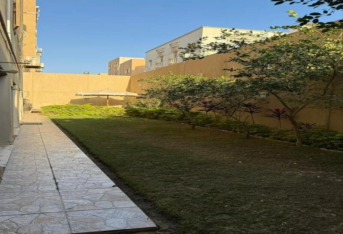 Rent in 8th District: للإيجار شقة رووف ١٥٠م بالحي التامن فيللات شيخ زايد