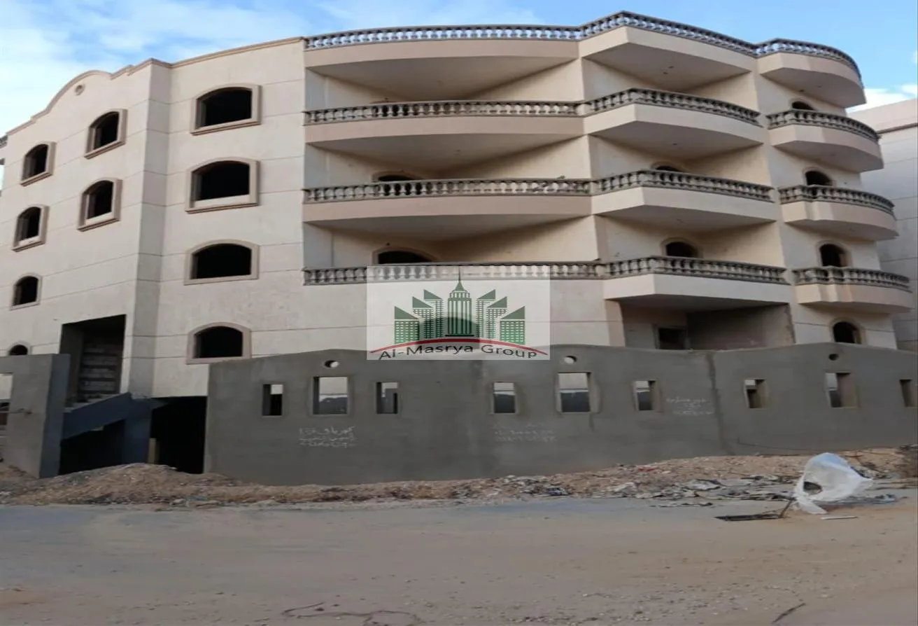Sale in 6 October City: عمارة كبيرة على ناصية خطوات من محور البوليفارد