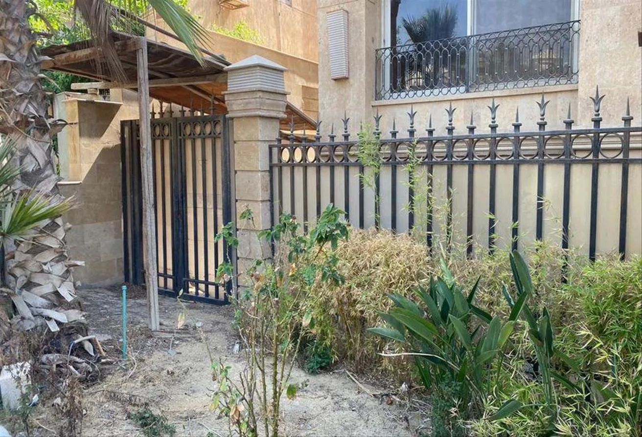 Sale in Fatma Al Sharbatly Mosque: Triplex in The palace Landscape Ready to move