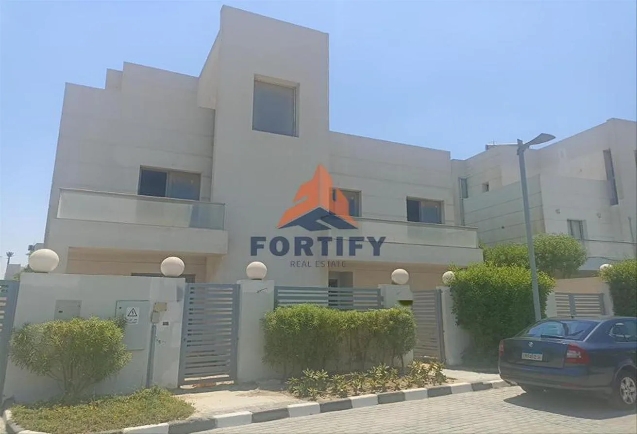 Sale in Cleopatra Square: فيلا للبيع في كليوباترا سكوير بالسعر القديم