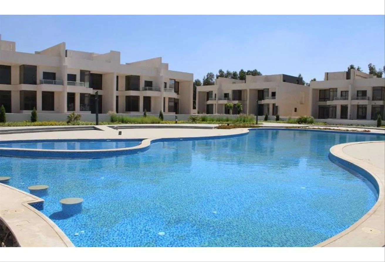 Sale in Lake West 2: تاون 235متر للبيع ف كمبوند ليك ويست قسط حتي 9 سنين