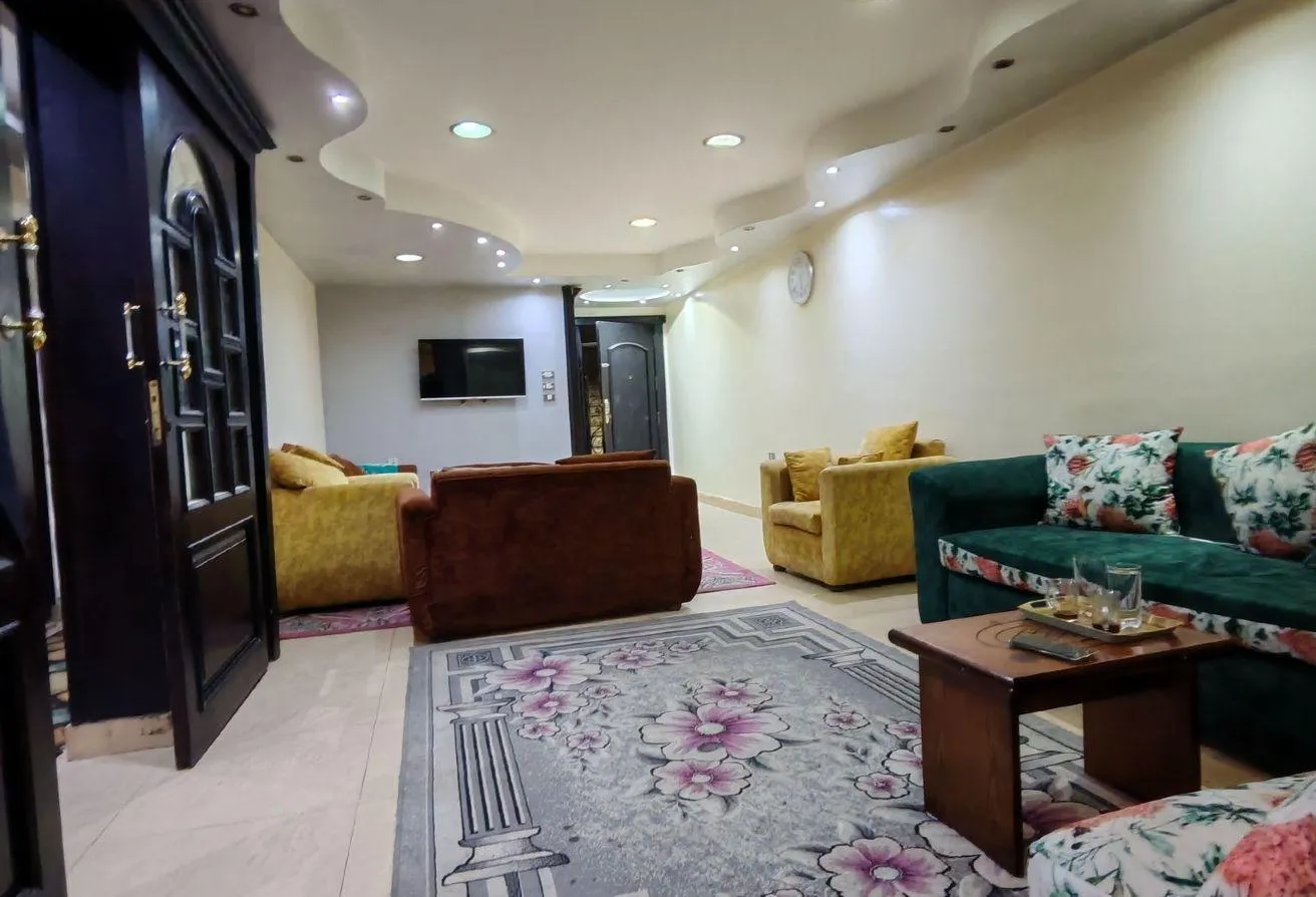 Rent in Faisal: شقة على شارع الملك فيصل الرئيسي للإيجار المفروش