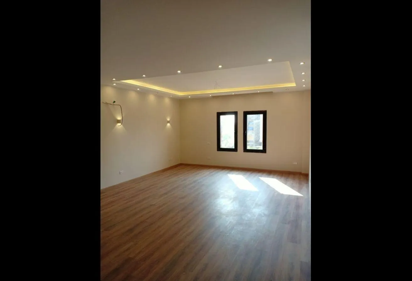 Rent in Green 5: شقه للايجار فاضيه كمبوند جرين5 خلف مول العرب