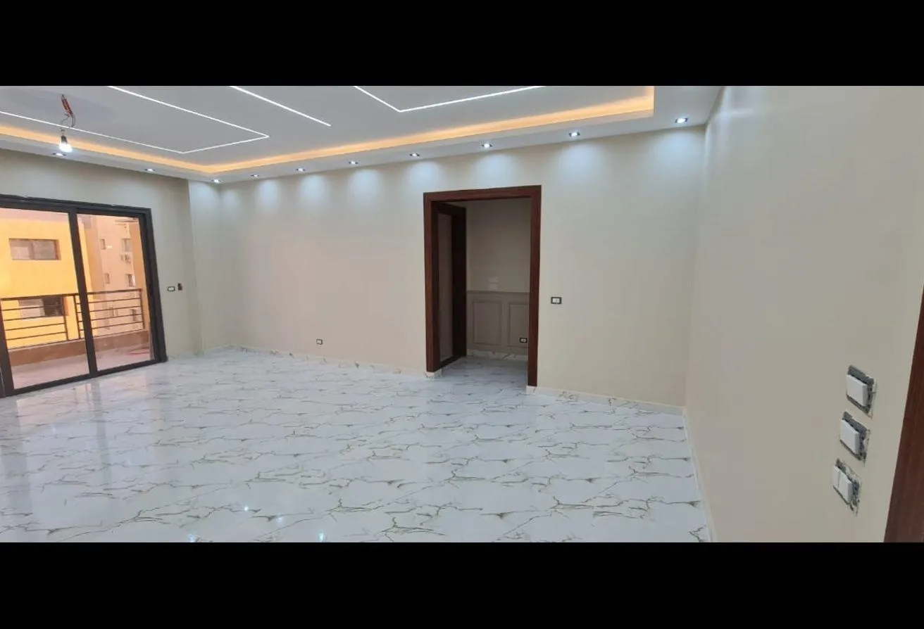 Sale in Tala: شقة كورنر تشطيب مميزة بالعدادات بكمبوند تالة