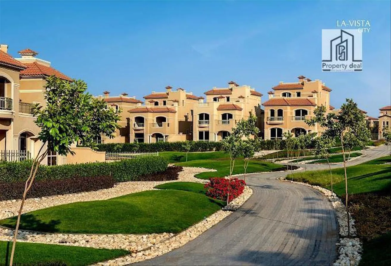 البيع في لافيستا سيتي: بأحلى موقع توين هاوس 286م للبيع نصف تشطيب 