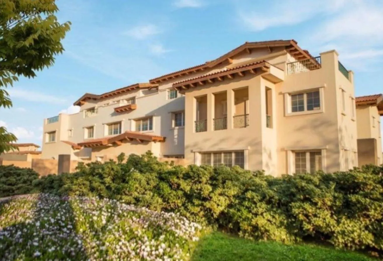 Sale in Hyde Park: Elegant store for sale in Hyde Park