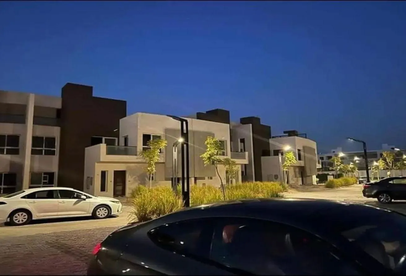 البيع في سولايا: فوري للبيع توين هاوس في سولايا امام نيو جيزة مباشر 