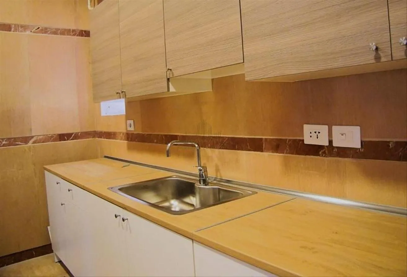 Rent in West Golf Extension: غرب الجولف الامتداد شقه للايجار 265م صافي التجمع