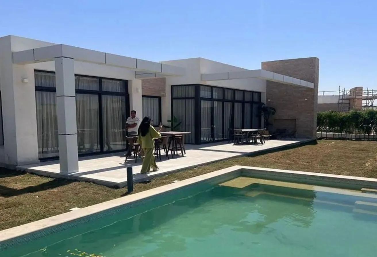Sale in Silver Sands: Fineshed Chalet in silver sands north coast