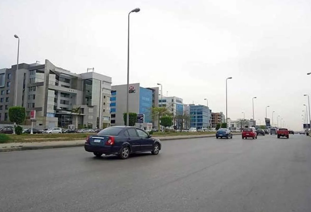 البيع في برك في: محل تجاري علي التسعين الجنوبي للبيع113م-بسعر لقطة  