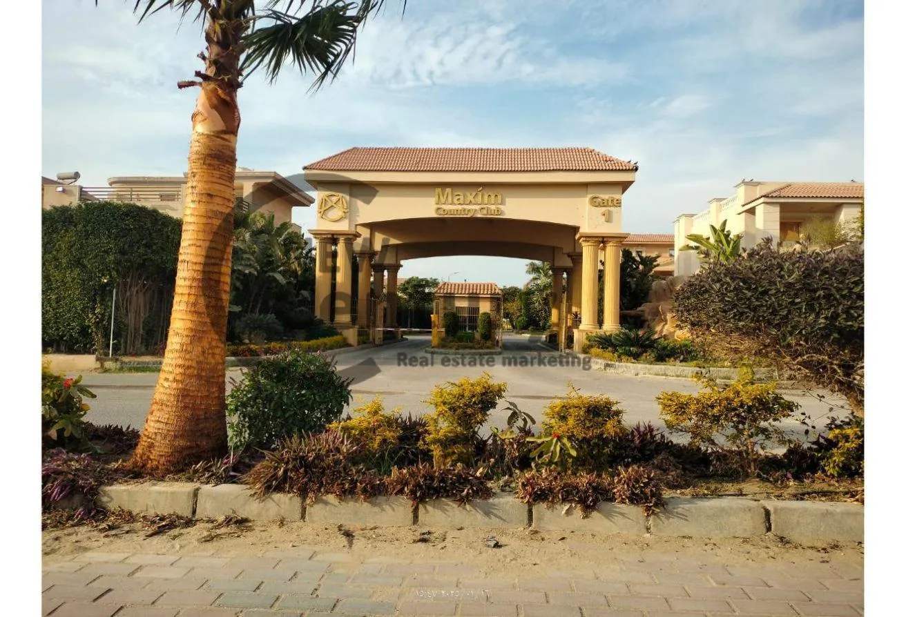 Sale in Royal Maxim: لعشاق فخامة فيلا امام الجامعة الامريكية للبيع