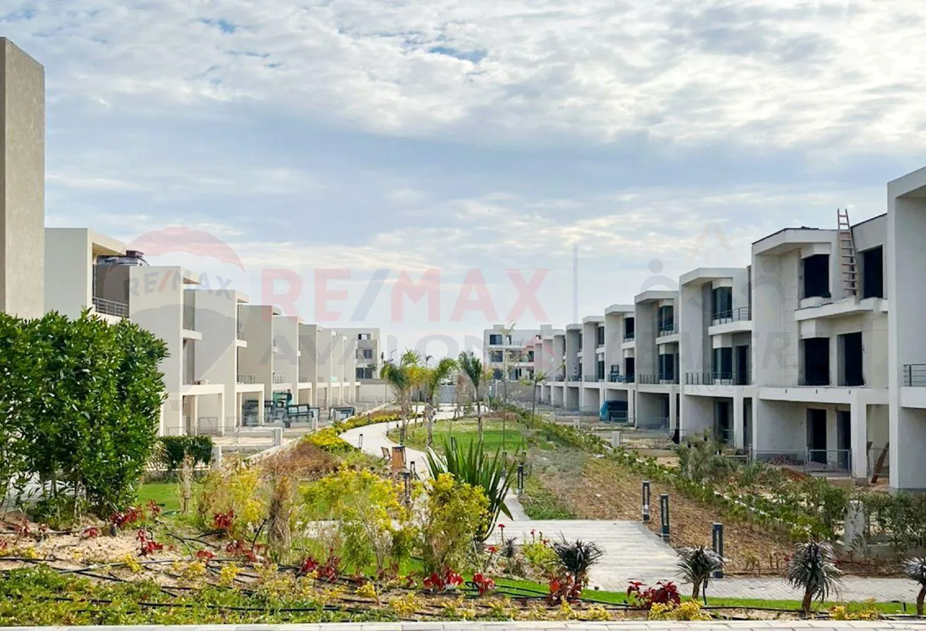 Sale in Palm Hills: بالم هيلز دايركت علي الجرين اسباين فيلا 235 متر