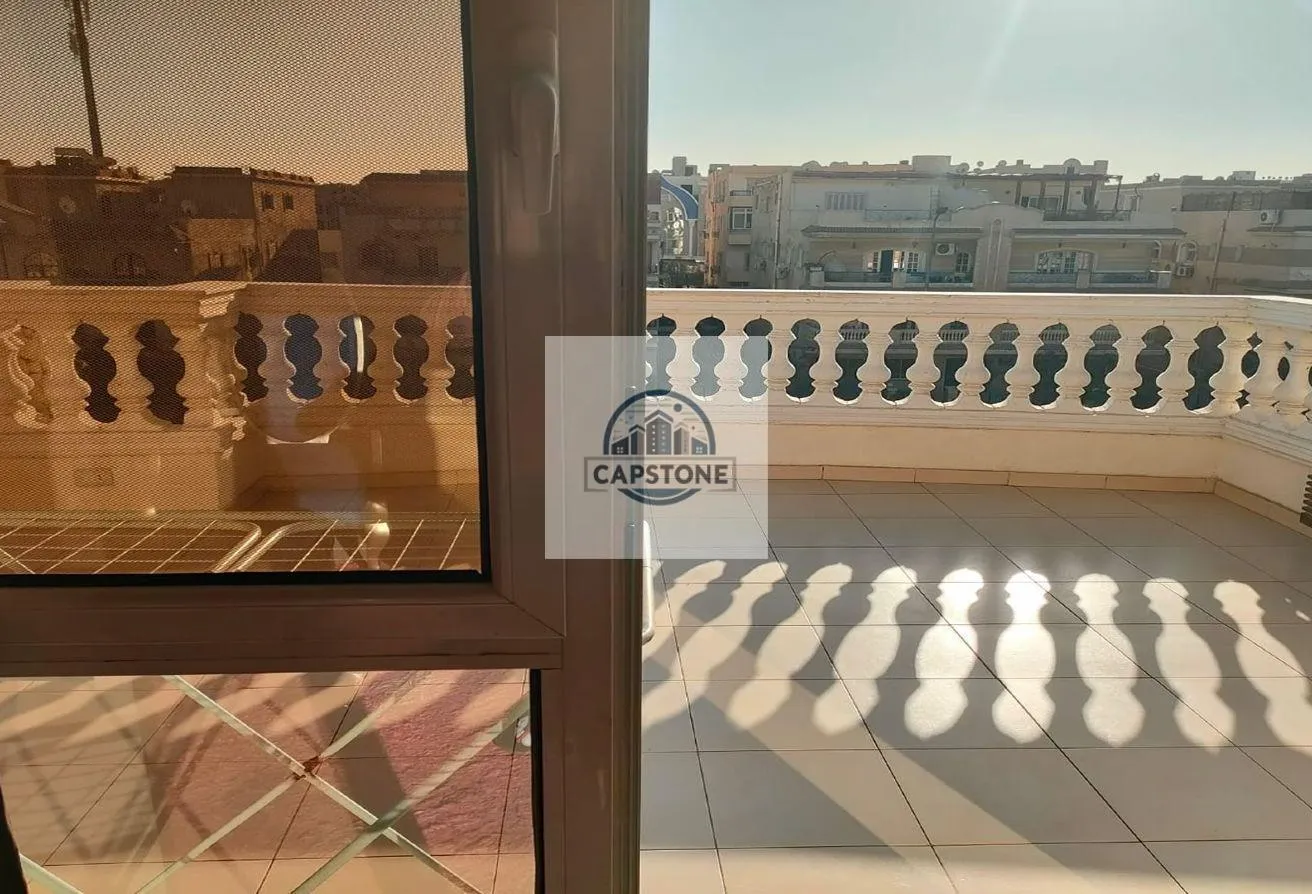 Sale in Fatma Al Sharbatly Mosque: المساحة: 200 متر مربع الحي الاول التجمع الخامس  ال