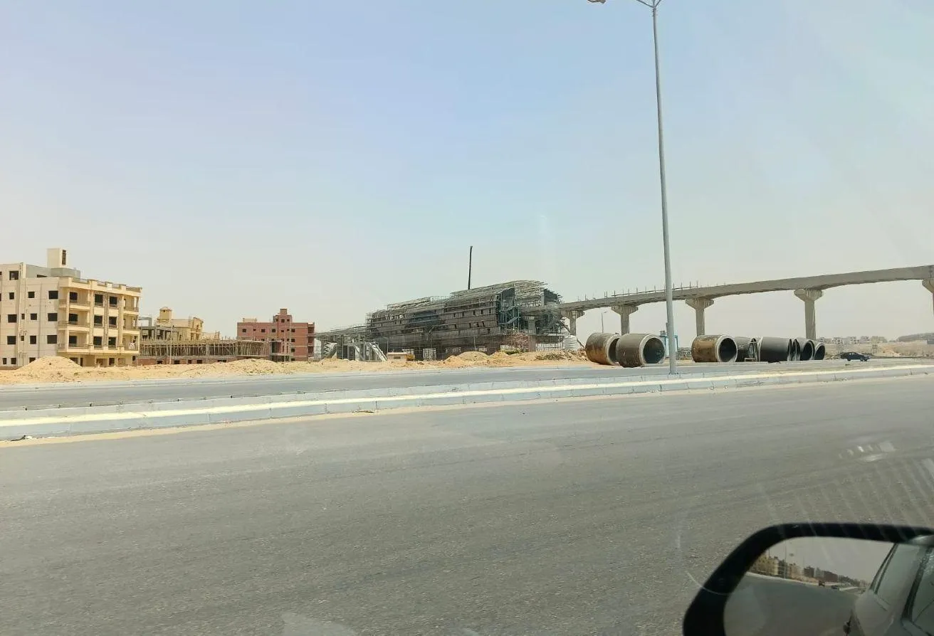 Sale in Bait Alwatan: فرصه لقطة ناصيةصريحة على فاصل بالحى الخامس