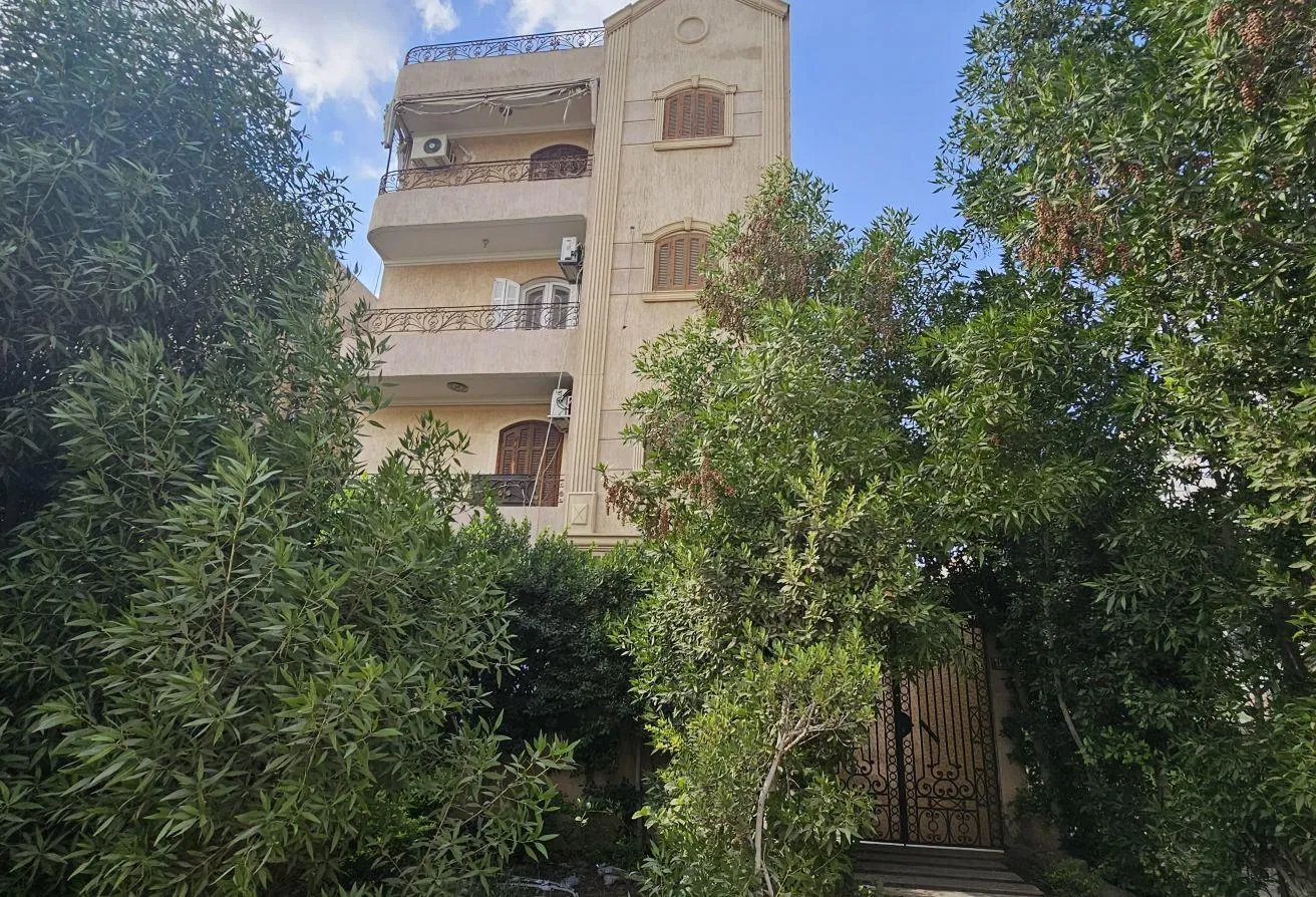 Sale in 11th District: شقة للبيع في الشيخ زايد الحي 11
