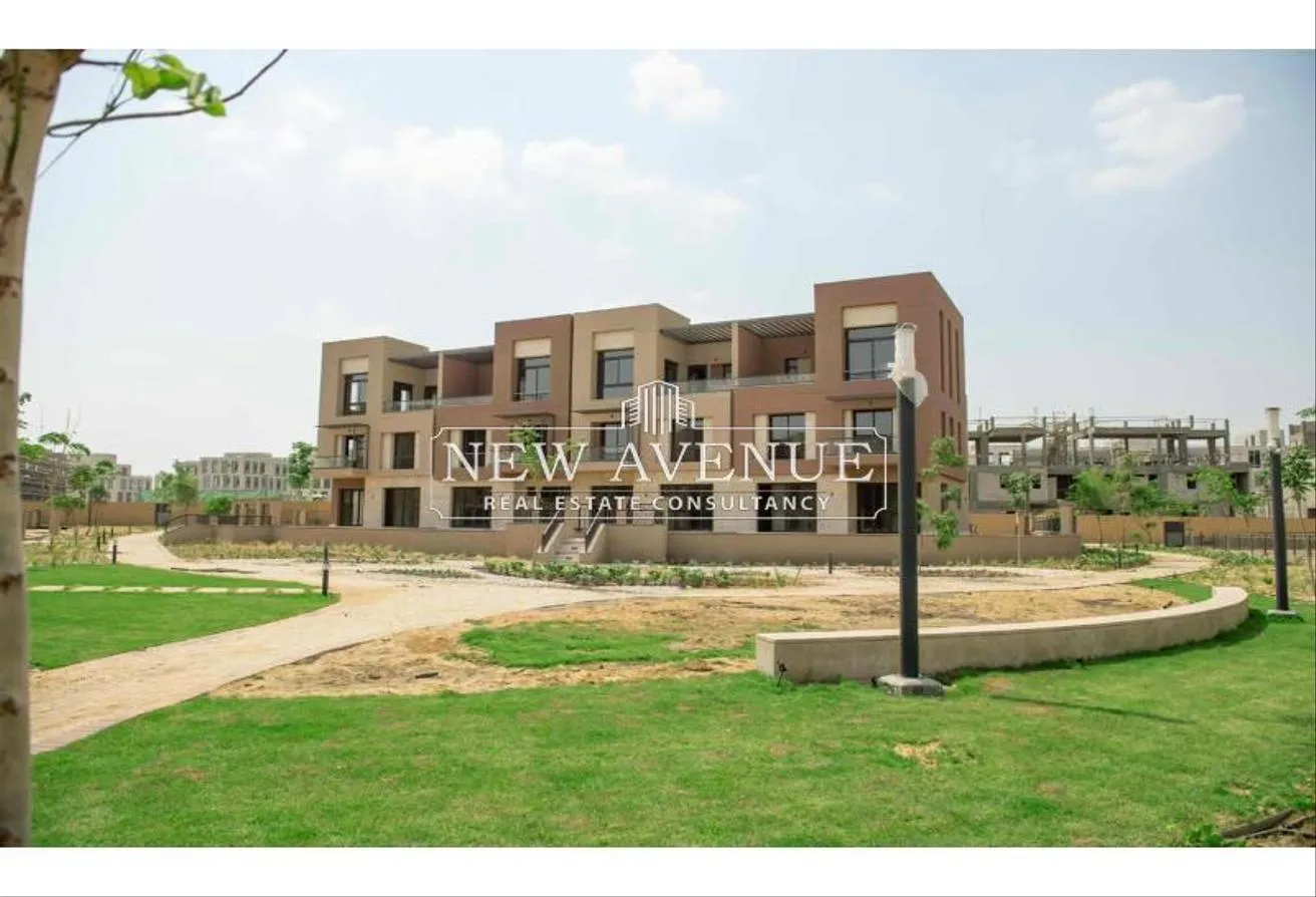 Sale in District 5 Residences: مبنى منفصل للبيع فى ديستركت 5 القطامية بتسهيلات