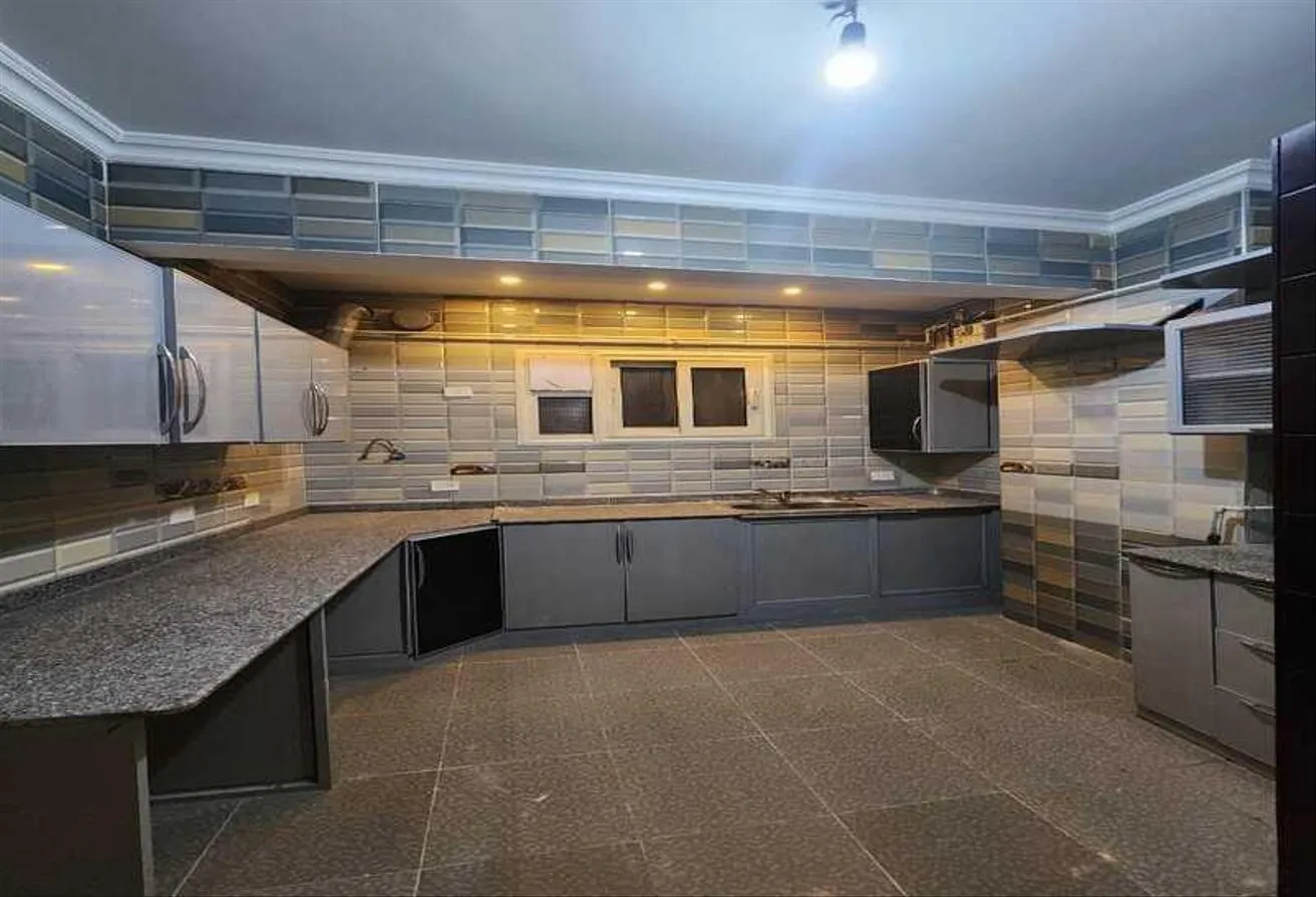 Rent in Ahmed Shawky Axis: (residential or administrative). Apartment