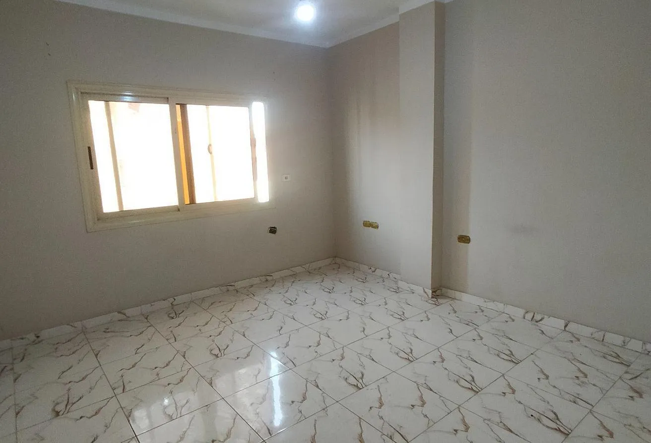 Rent in 2nd District: شقه للايجار 6 اكتوبر الحي الثاني خطوات للموقف وال