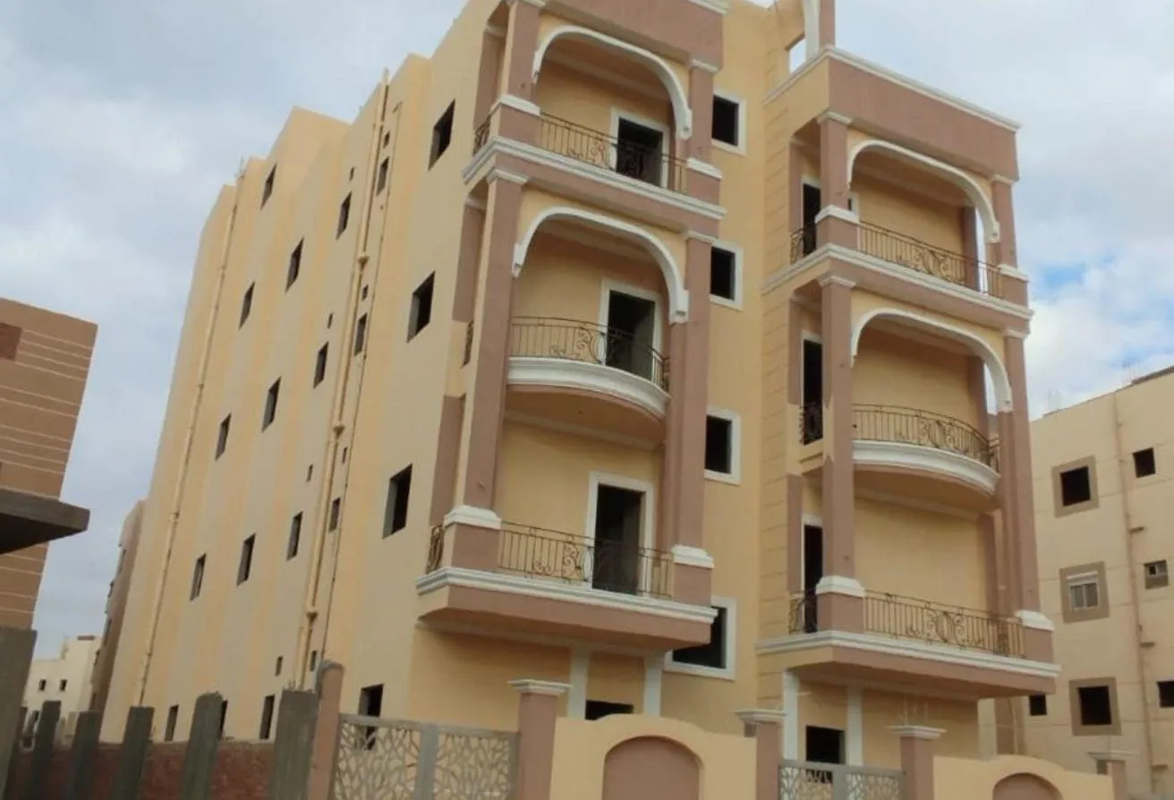 Sale in El Motamayez District: عمارة    نصف تشطيب من الداخل   ناصيه   مسلمه جهاز