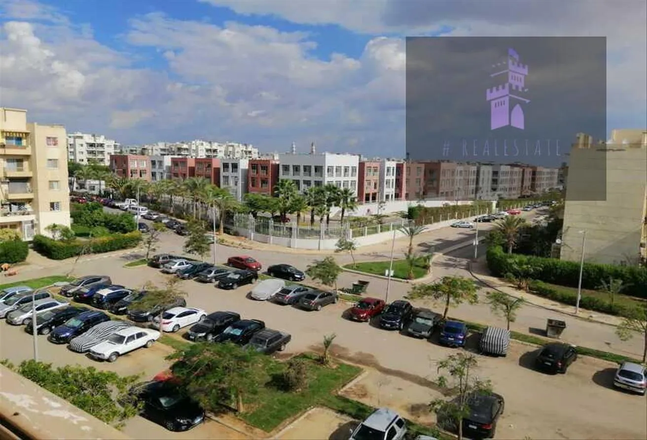 Sale in Al Mostakbal: للبيع شقة فى المستقبل على كورتيارد مباشرة