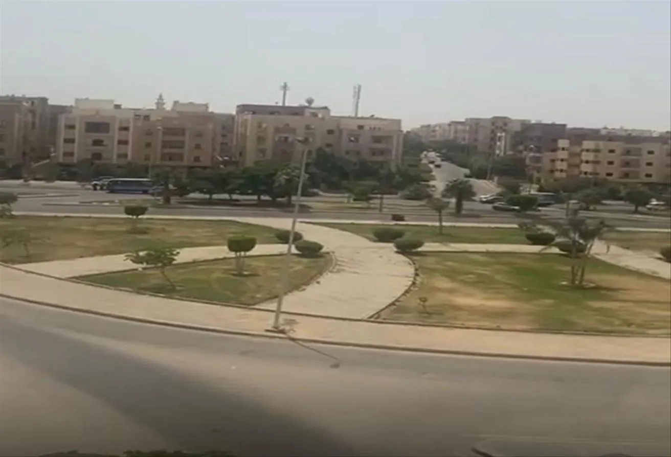 Sale in El Banafseg 4: نصف روف للبيع على ميدان كبير وجاررردن