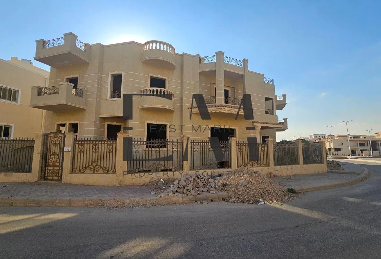 البيع في المجاورة الرابعة: فرصة فيلا بالحي الرابع غرب فيلات للبيع 