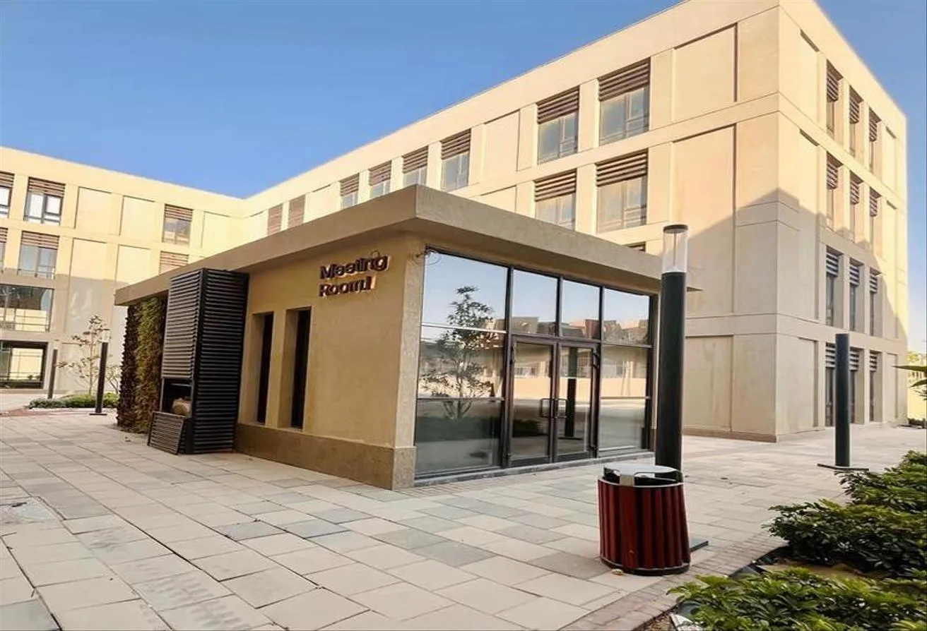البيع في ديستريكت 5: مبني اداري في التجمع دقايق من الجامعه الامريكيه 