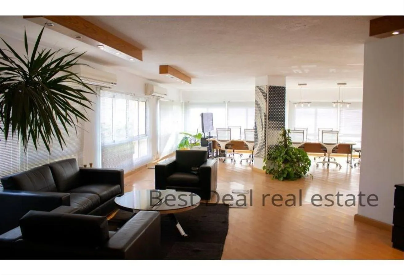 Rent in Beverly Hills: Administrative or Medical building in Beverly