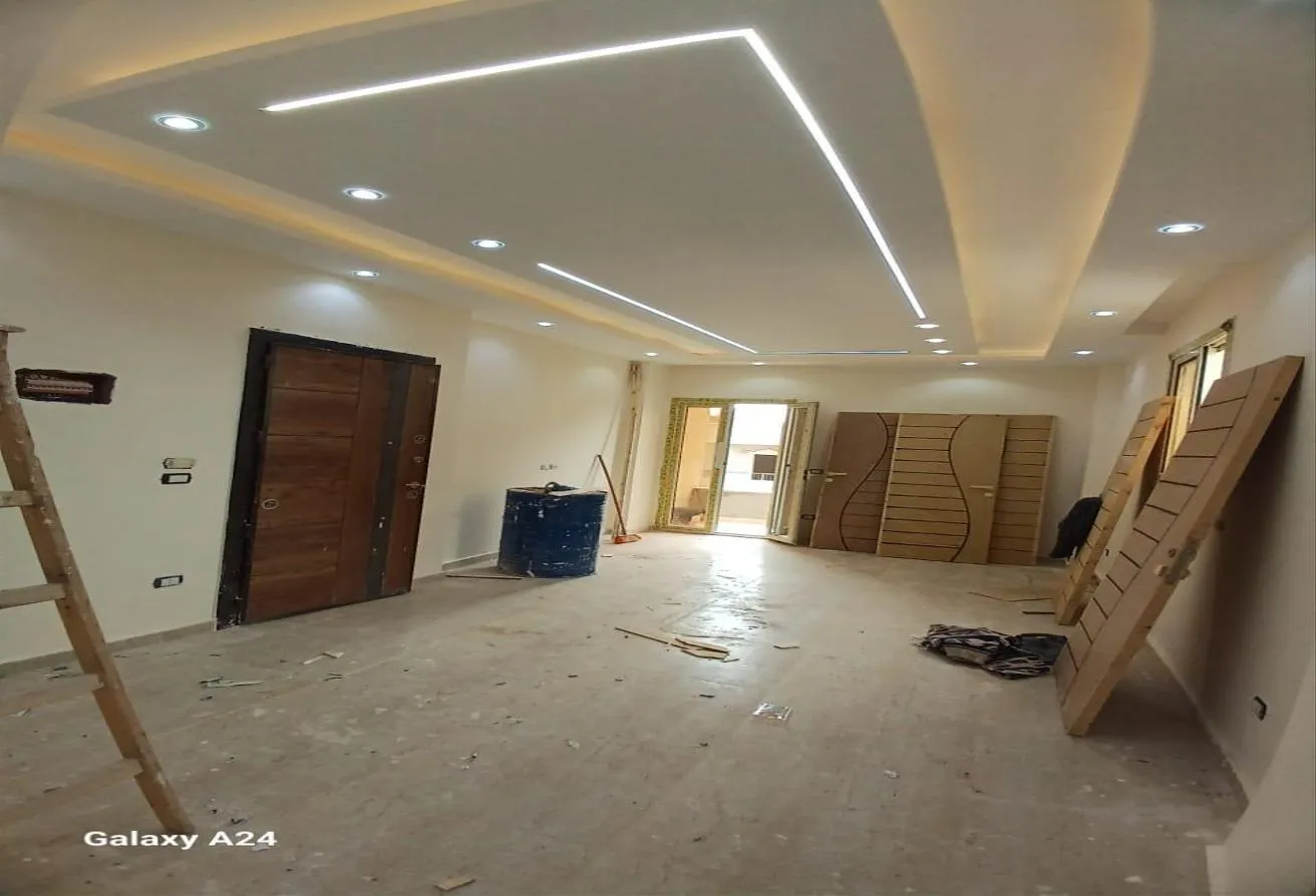 Sale in 2nd District: شقه للبيع في الحي الثاني مجاوره خامسه تاني نمره من محور الكفراوي
