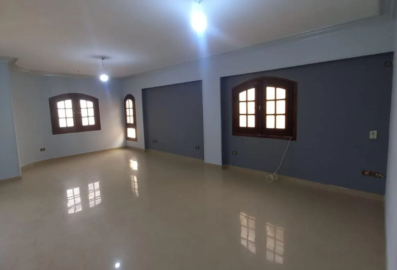 Sale in Fatma Al Sharbatly Mosque: دوبليكس ارضي و بيزمنت للبيع في التجمع الخامس - بال