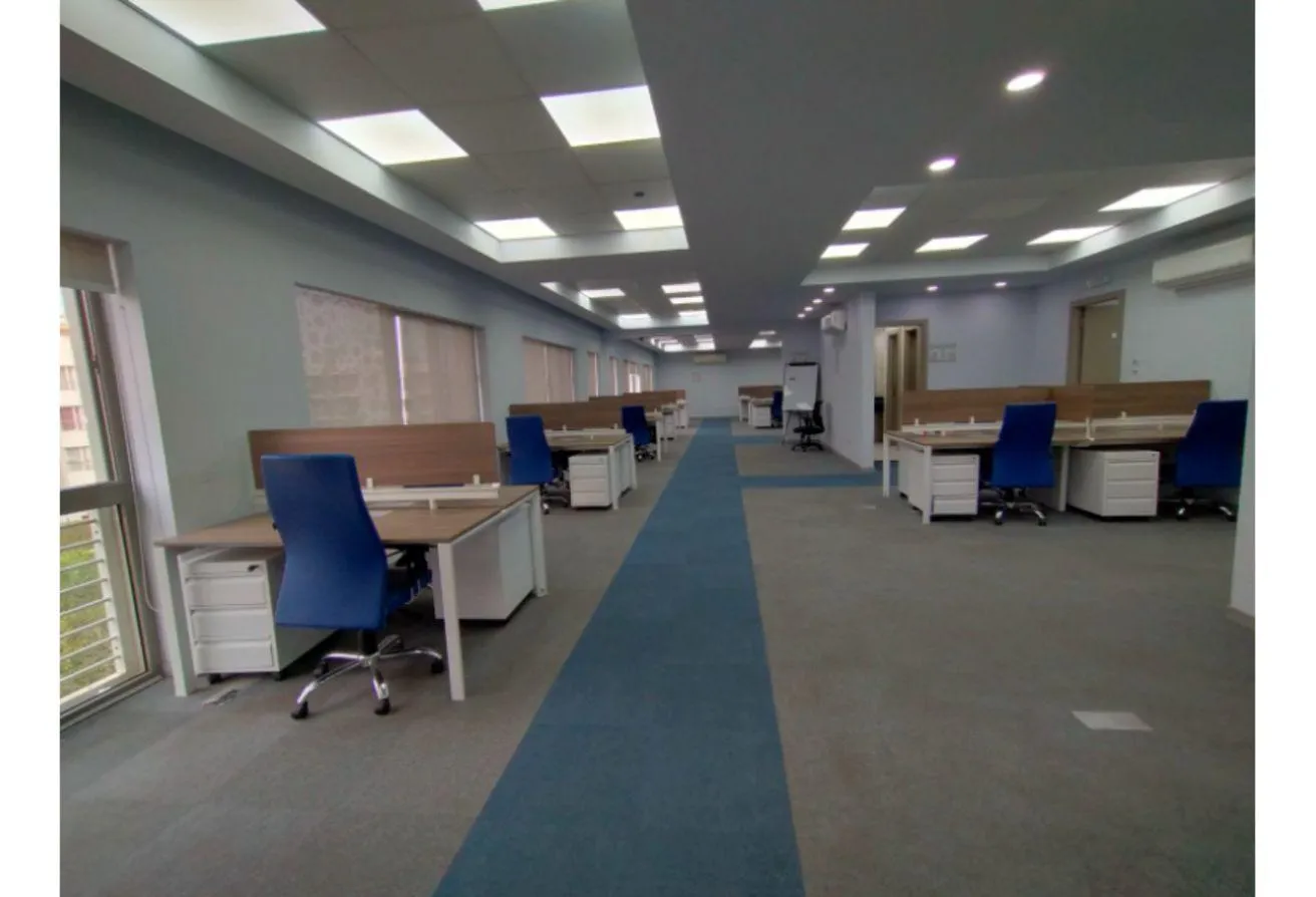 Rent in The Courtyard: For rent office512 finishin furniture Sheikh Zayed