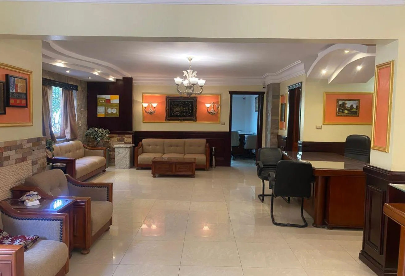 Rent in Al Shouyfat: مكتب مفروش دور أرضي بحديقة بمدخل خاص في التجمع    