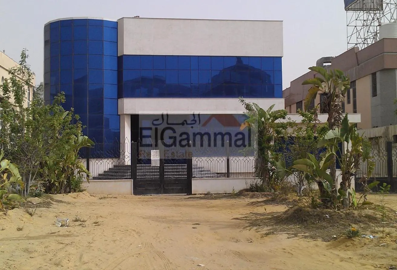 Sale in 6 October City: مبنى تجارى بالكامل للبيع موقع متميز بسعر مناسب جدا