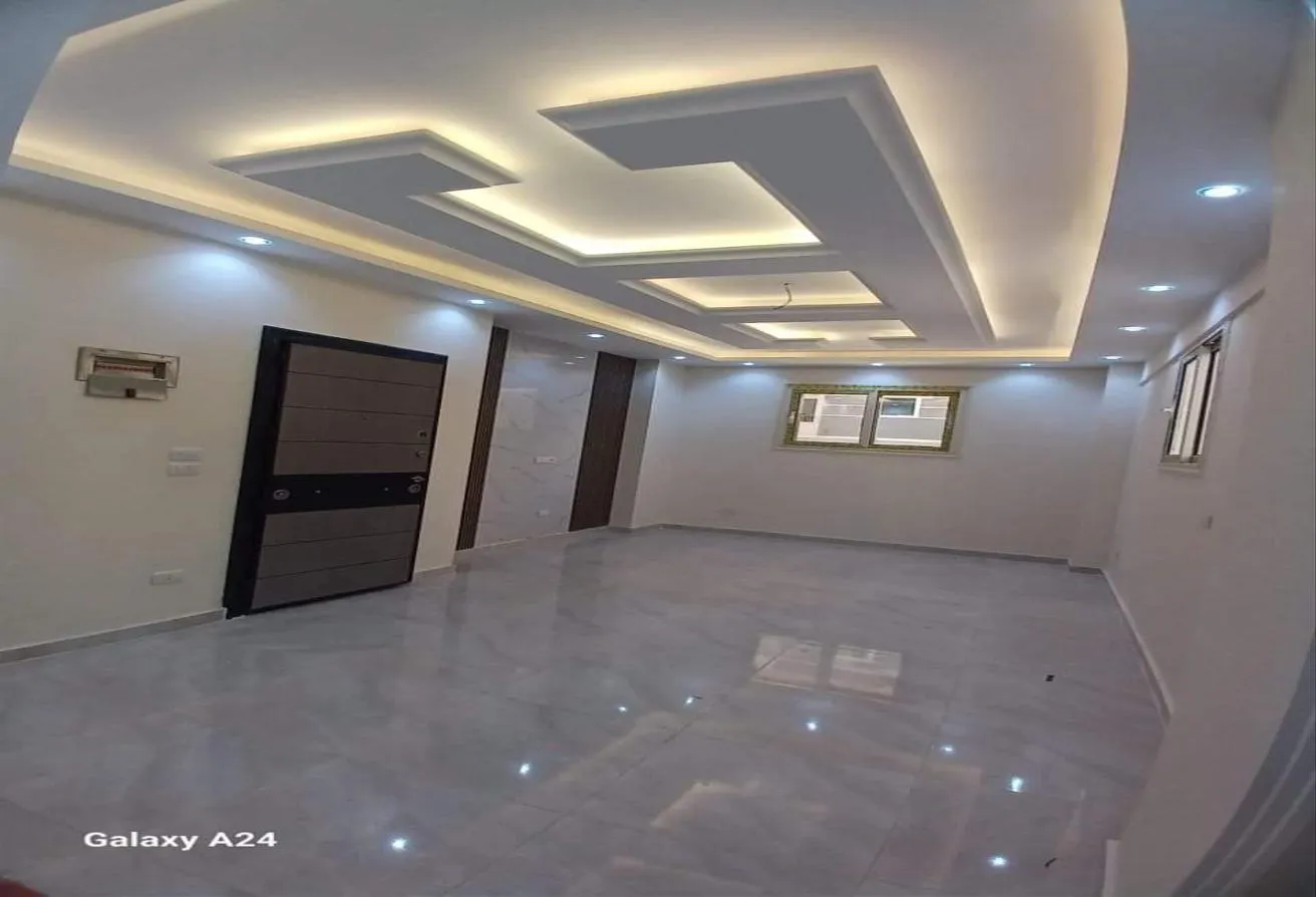 Sale in 2nd District: شقه للبيع في الحي الثاني مجاوره الخامسه تاني نمره من المحور الكفراوي