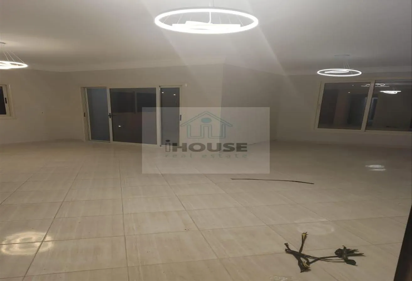 Rent in District 1: شقة للإيجار بدون فرش مطبخ و سخان و نجف الحي الاول