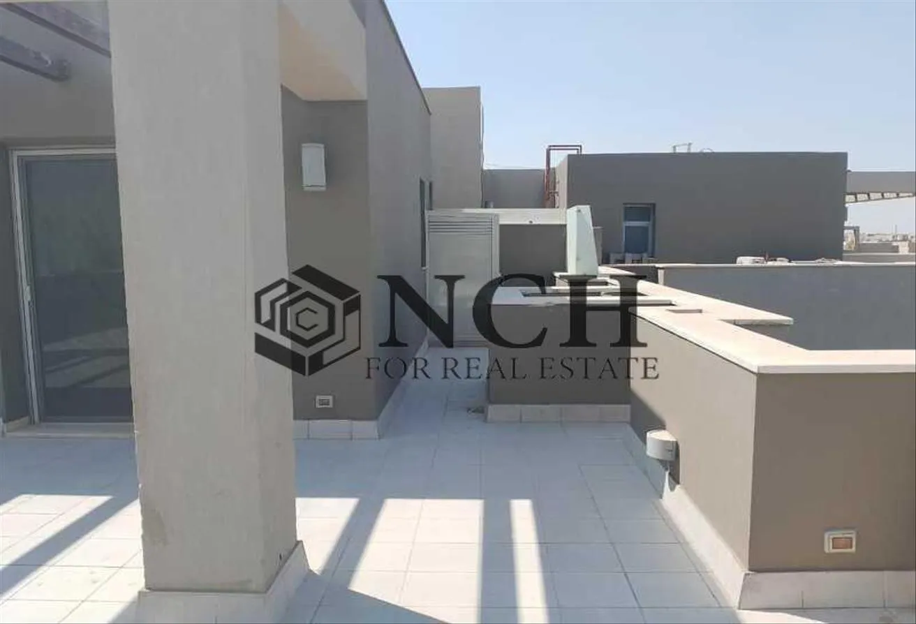للايجار في كمبوند فيلدج جاردن القطامية: بنتهاوس أنيق للإيجار، مطبخ بالاجهزه والتكييفات. 