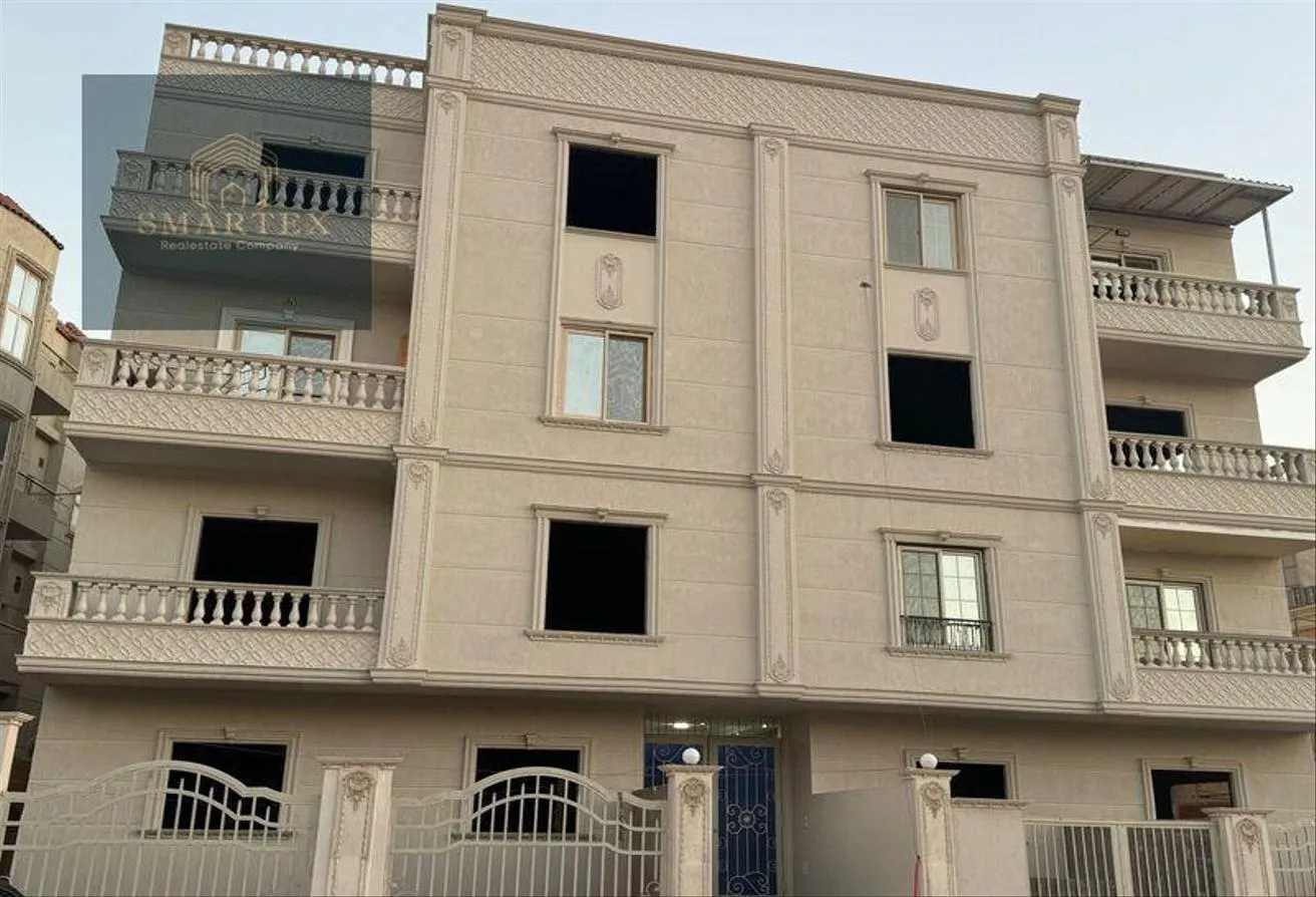 Sale in 1st Neighborhood: شقة للبيع في الشروق 240م بجوار الاوسط اول بلكونه