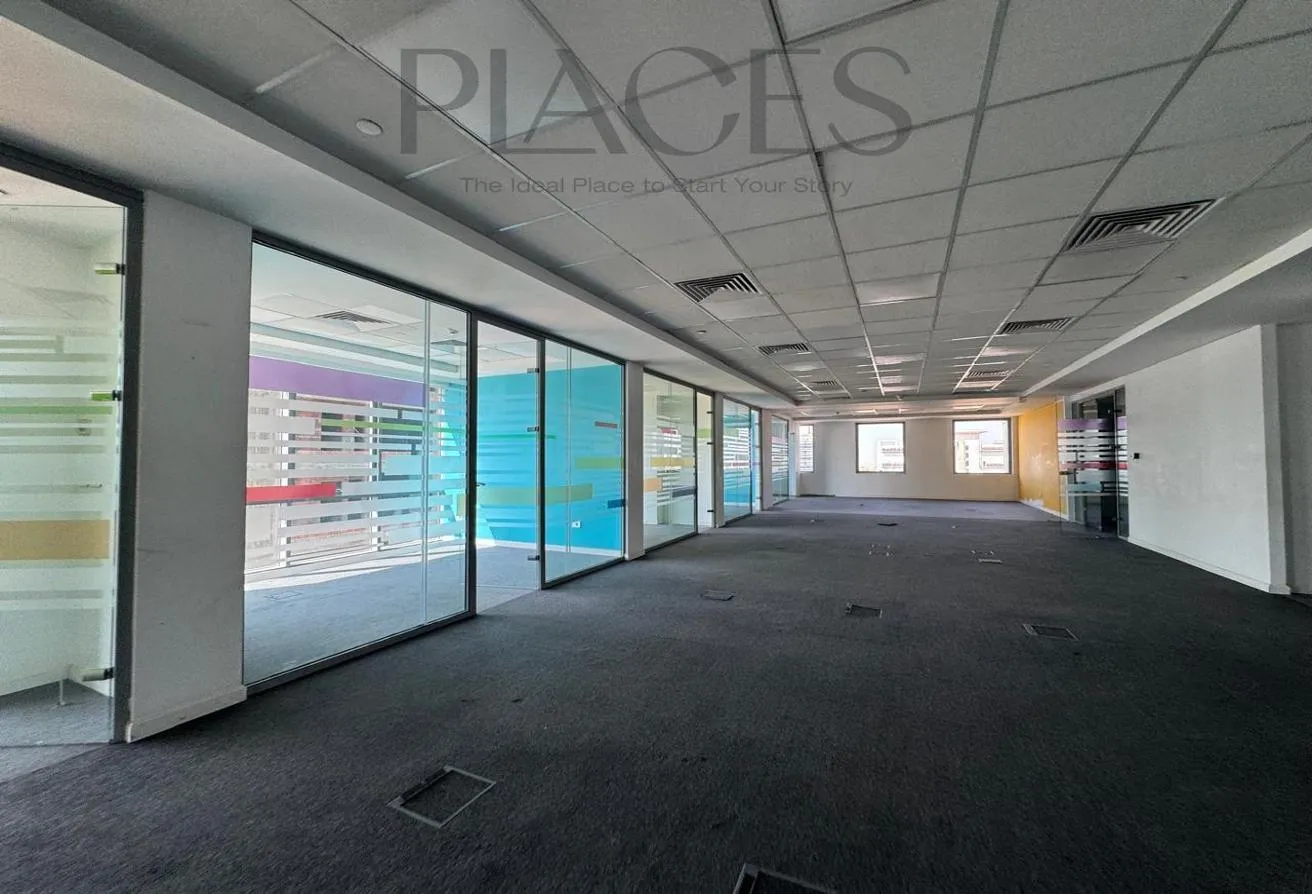 Sale in V90: Admin space for sale 1100 meters directly