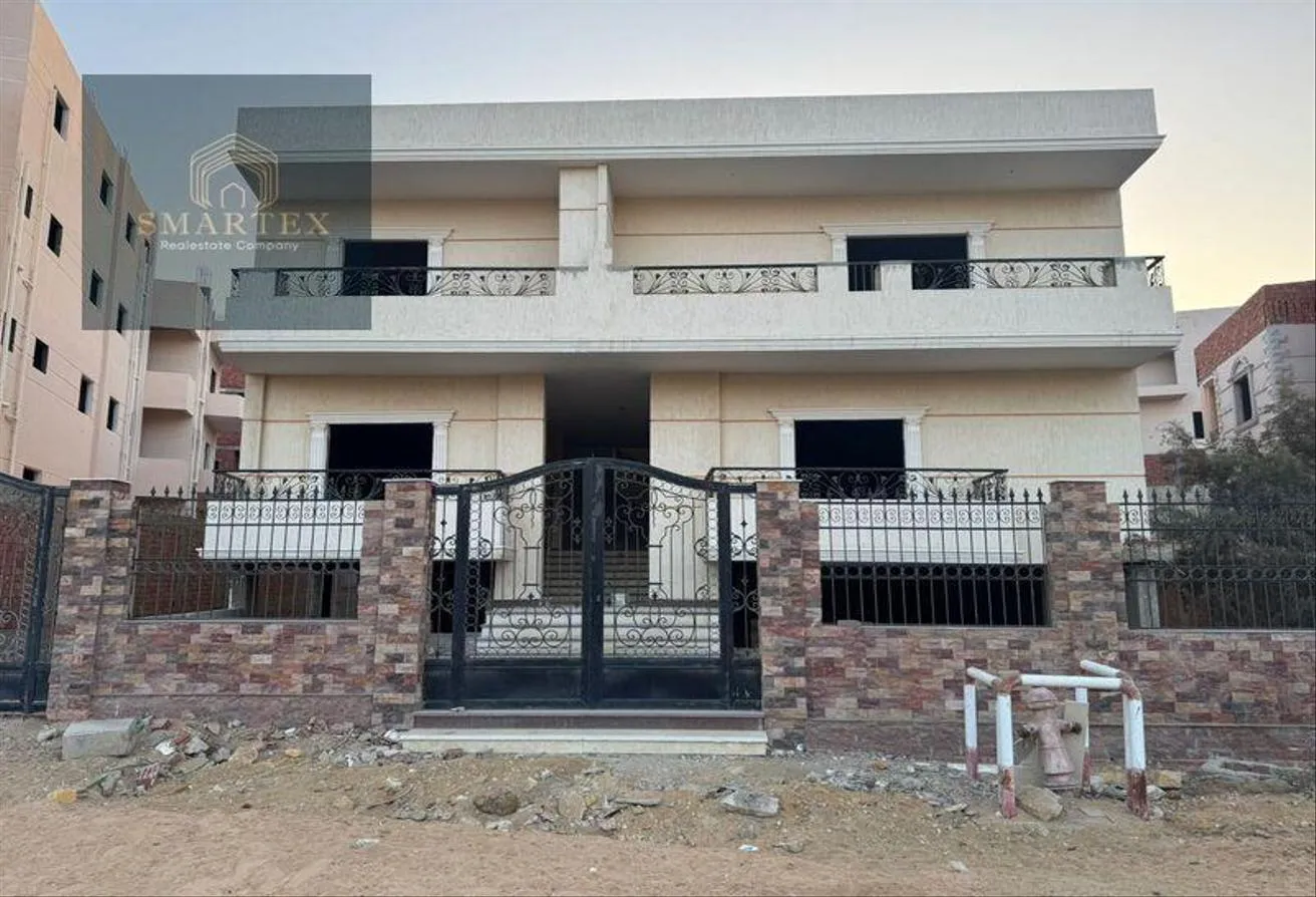 Sale in 1st Neighborhood: شقه للبيع في الشروق حي الرابع 235م ارضي مرتفع