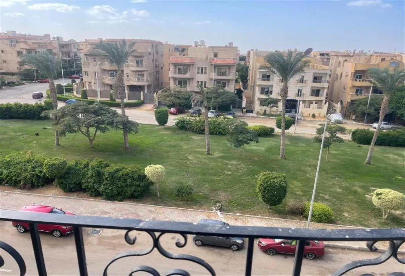 Sale in El Banafseg 7: شقه للبيع بالبنفسج 7 فيلات موقعها مميز جدااا