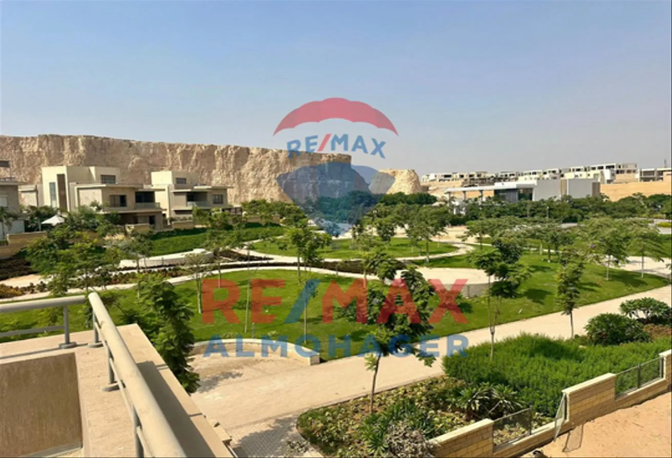 البيع في بيراميدز هايتس: للبيع استاند الون فيلا - موقع مميز - جاهزه للسكن 