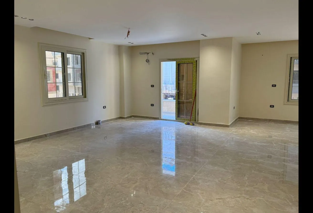 Rent in Beit Al Watan: للايحار شقه اول سكن 4 غرف كمبوند مدخل زايد 3