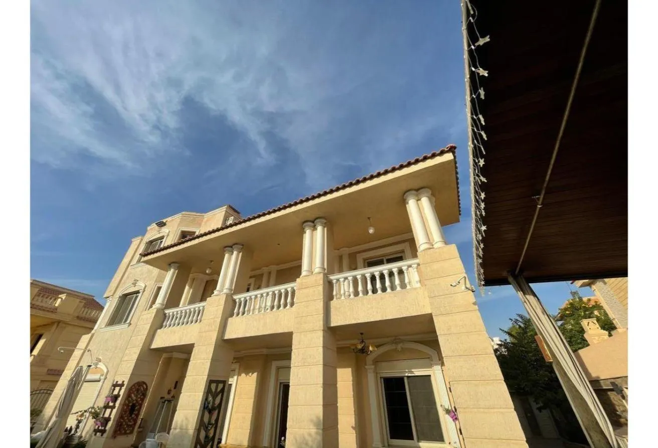Sale in 5th Settlement Compounds: للبيع فيلا كومباوند مكسيم كانتري كلوب التجمع      