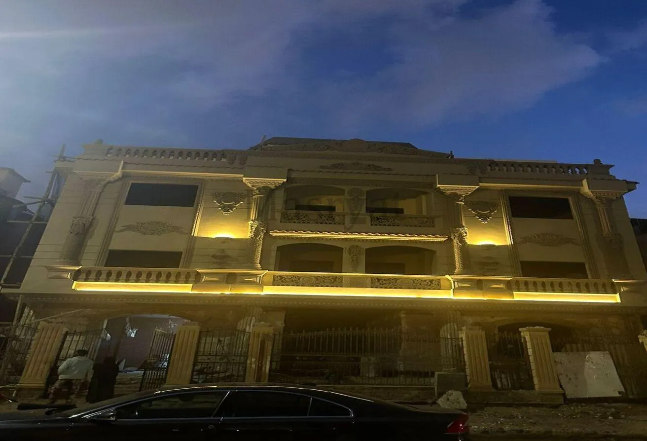 Sale in El Banafseg 9: فرصة استثمارية! شقة للبيع في البنفسج فيلات