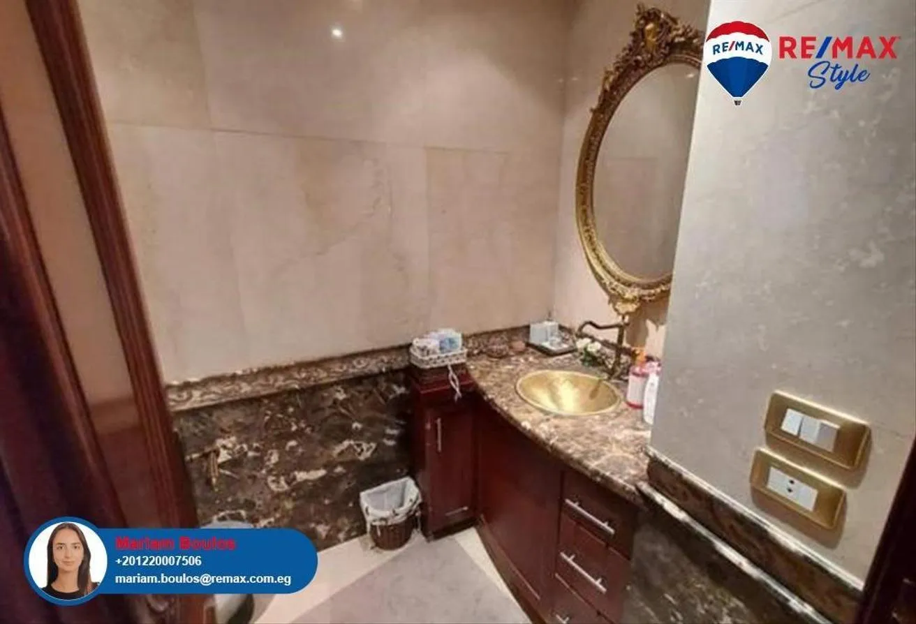 البيع في طريق الشروق: فيلا فاخرة للبيع بمدينة الشروق 