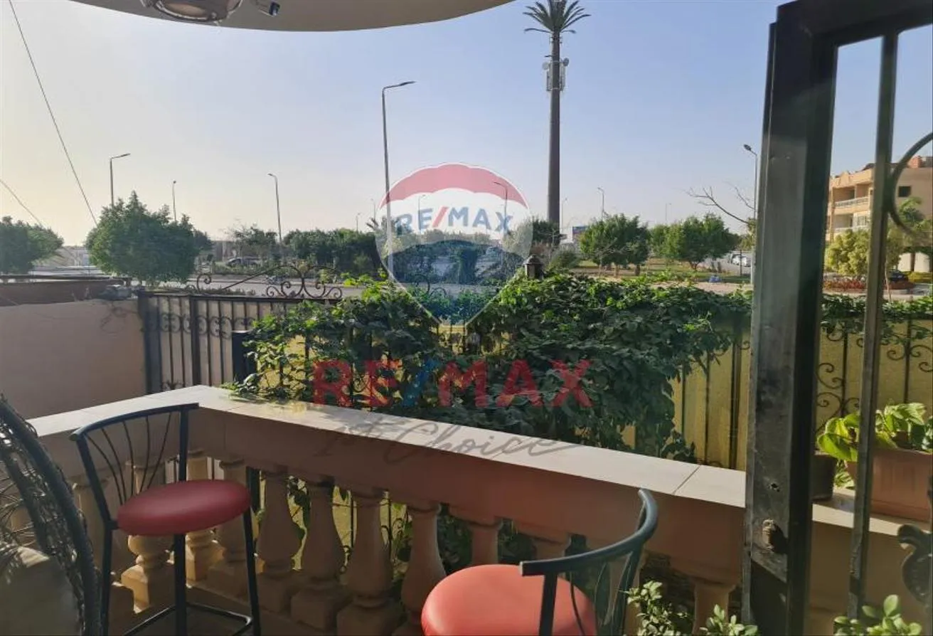 Sale in 2nd Neighborhood: شقة أرضى بحديقة مساحة 340م  الشروق على شارع رئيسي