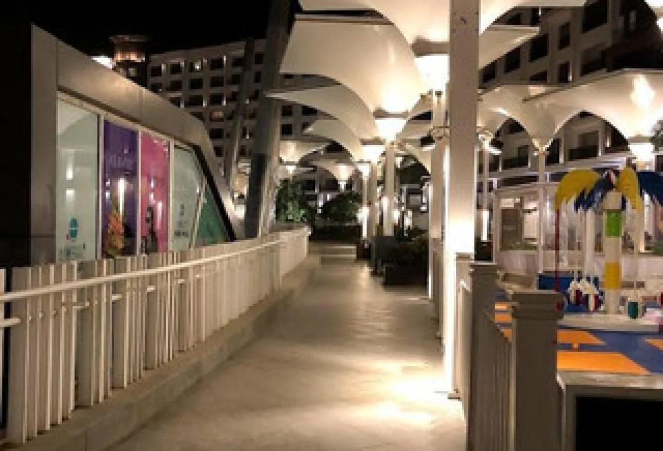 للايجار في مول هايد بارك بيزنس: محل جاهز في park mall في افضل لوكيشين وفيو مميز 