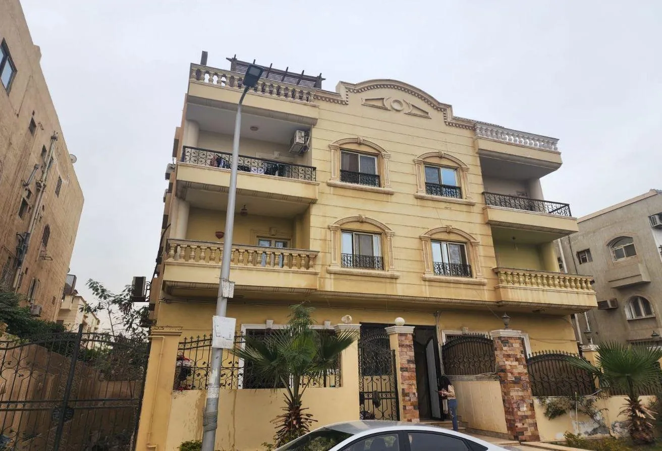 Sale in Talaat Harb Axis: شقه للبيع فى التجمع الخامس بجوار مدرسة اخناتون